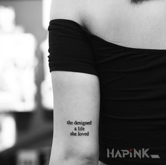 Tattoo Zmienianie życia in lettering motif on the upper arm