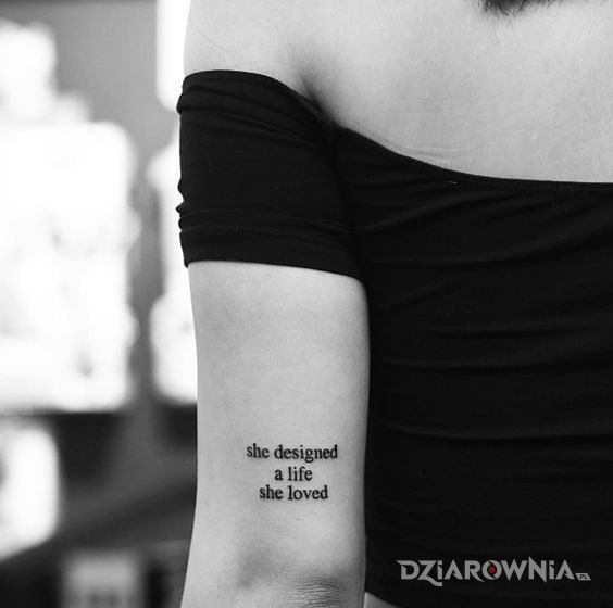 Tatuaż zmienianie życia w motywie napisy na ramieniu