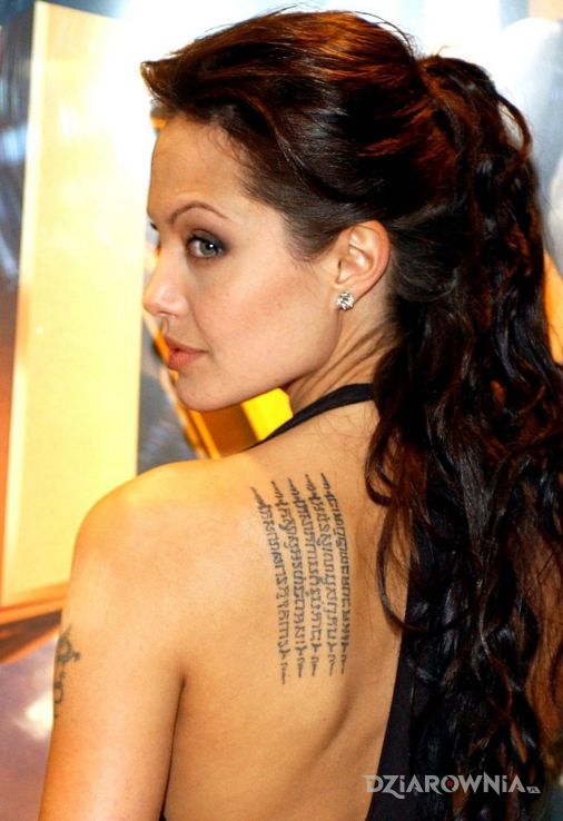 Tatuaż angelina jolie napis na plecach w motywie sławnych osób na plecach