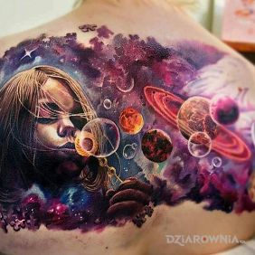 Tatuaż Planetarne bańki na plecach motyw: twarze styl: realistyczne