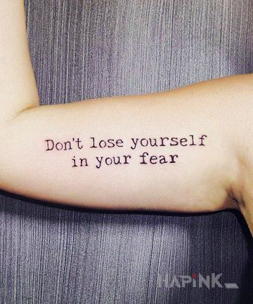 Tattoo Ty i twój strach in lettering motif on the upper arm