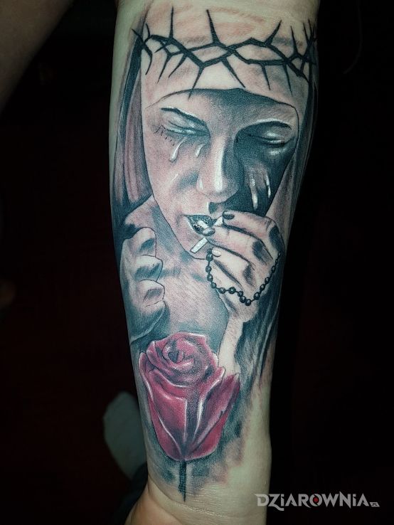 Tatuaż zakonnica w łzach w motywie religijne na przedramieniu