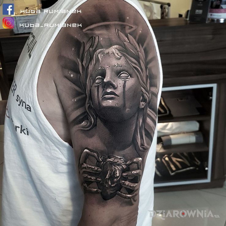 Tatuaż mroczny anioł w motywie religijne i stylu realistyczne na ramieniu
