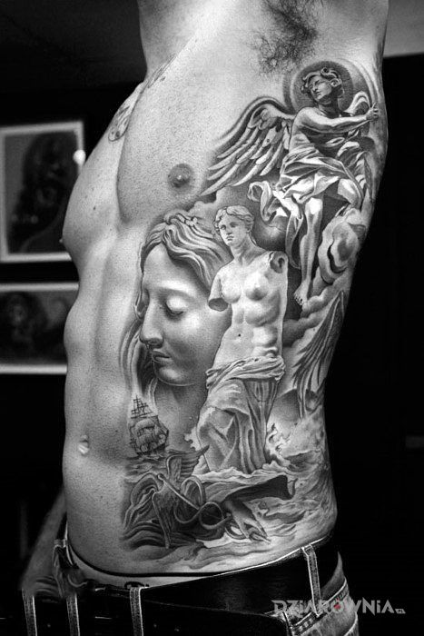 Tatuaż rzeźba w motywie twarze na żebrach