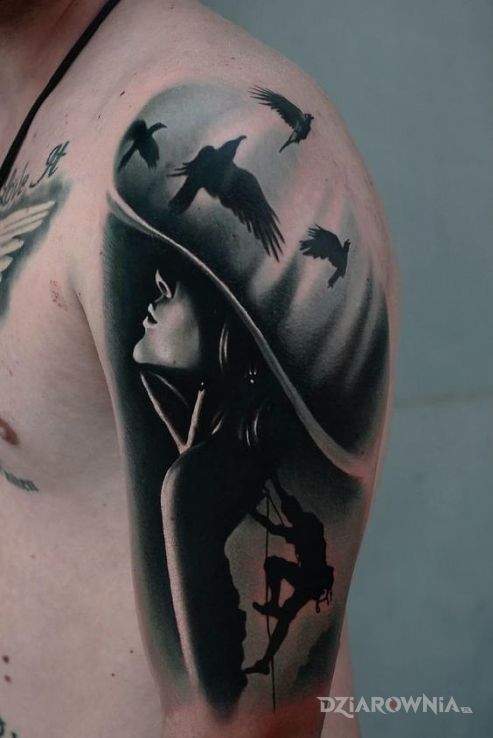 Tatuaż wspinaczka w motywie postacie na ramieniu