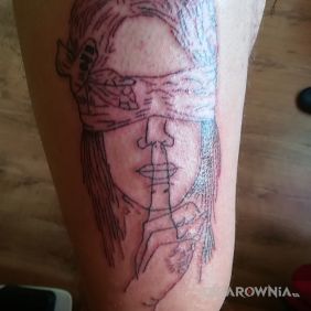 Tatuaż Nie widziałem, nie słyszałem, nie mówiłem na nodze motyw: twarze
