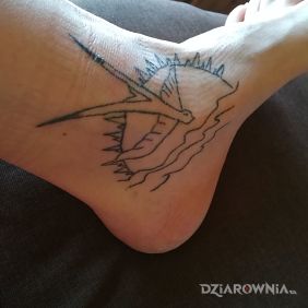 Tatuaż Jaskółka na nodze motyw: pozostałe