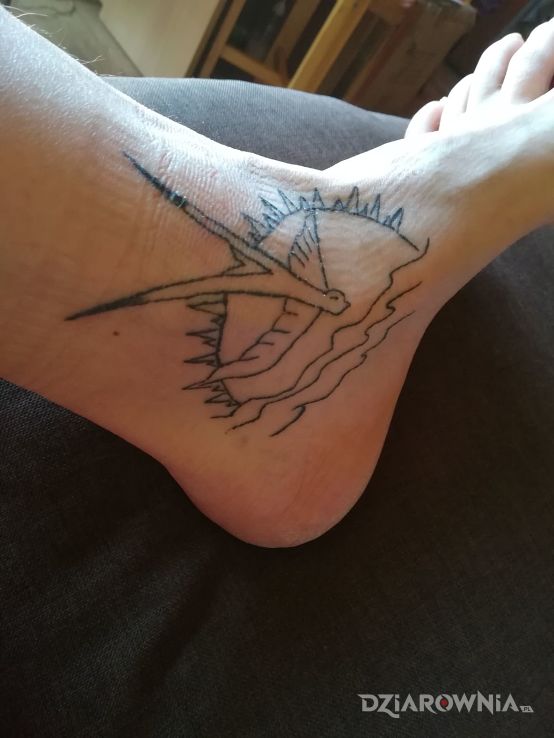 Tatuaż jaskółka w motywie pozostałe na nodze
