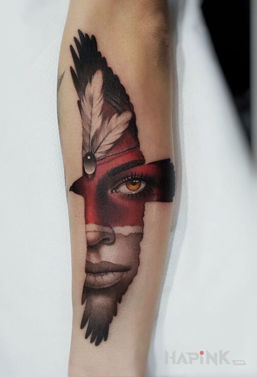 Tattoo Twarz w ptaku in faces motif on the forearm