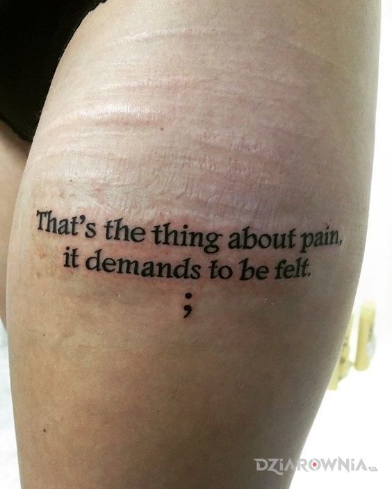 Tatuaż coś o bólu w motywie napisy na nodze