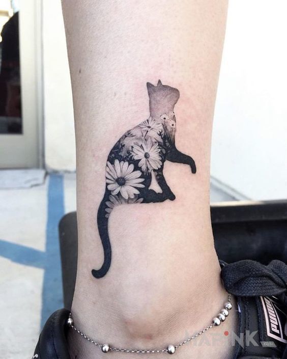 Tattoo Kot w kwiaty in flowers motif on the leg