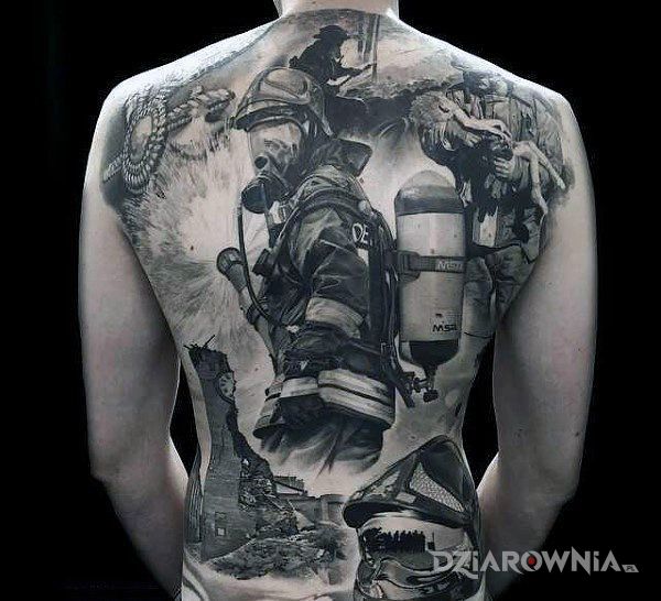 Tatuaż strażak w motywie 3D i stylu realistyczne na plecach