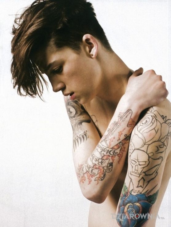 Tatuaż ash stymest - tatuaż na obu rękach w motywie sławnych osób na przedramieniu