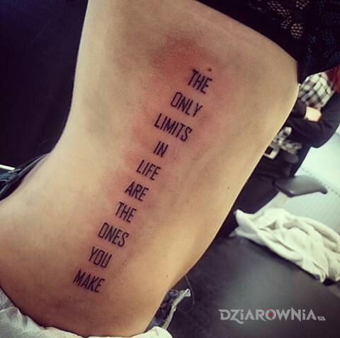Tatuaż limity w twoim życiu w motywie napisy na żebrach