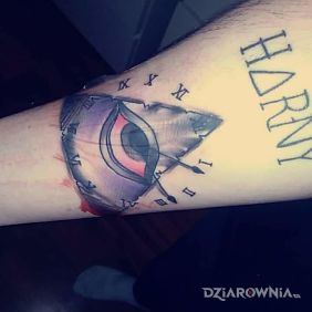 Tatuaż Oko opacznosci z zegarem na przedramieniu motyw: kolorowe