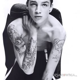 Tatuaż Ash Stymest bez koszulki - tatuaże na ramieniu motyw: Ash Stymest