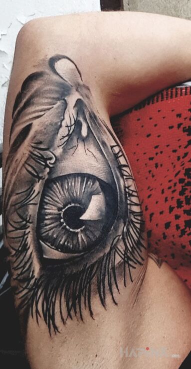 Tattoo Oko in 3D motif and realistic style on the upper arm