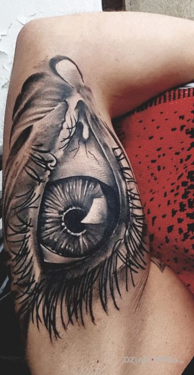 Tatuaż oko w motywie 3D i stylu realistyczne na ramieniu