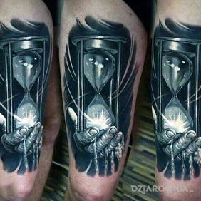 Tatuaż Klepsydra na nodze motyw: 3D styl: realistyczne