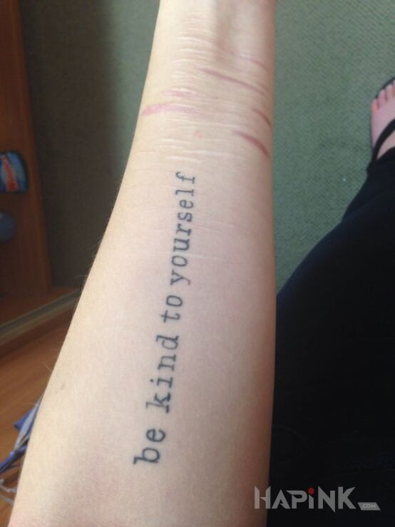 Tattoo Bądź miły in lettering motif on the forearm