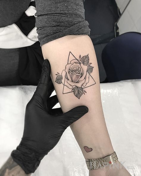 Tattoo Kontury rozy in flowers motif on the forearm