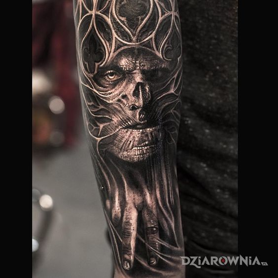 Tatuaż demoniczna postać w motywie 3D i stylu realistyczne na przedramieniu