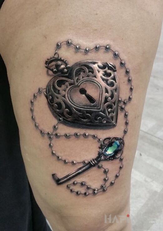 Tattoo Kluczyk in 3D motif and realistic style on the leg