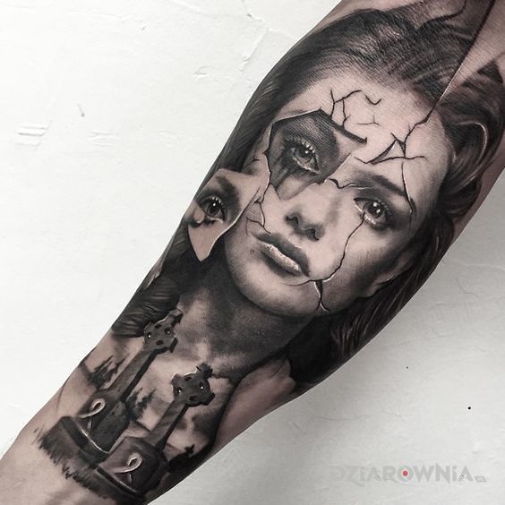 Tatuaż nad grobem w motywie 3D i stylu realistyczne na przedramieniu