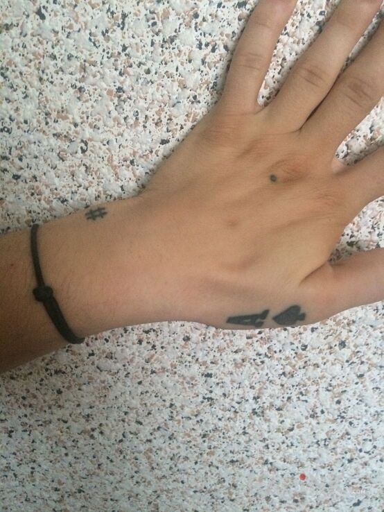 Tattoo As pik in other motif on the fingers