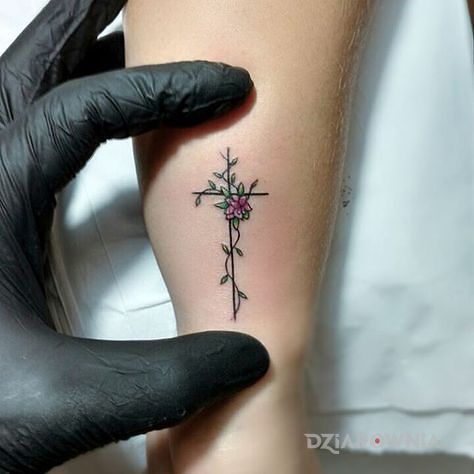 Tatuaż maly krzyz w motywie kwiaty na przedramieniu