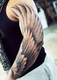 Tatuaż kawał skrzydła w motywie rękawy i stylu realistyczne na przedramieniu
