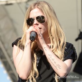 Tatuaż Avril Lavigne - tatuaż napis na przedramieniu motyw: sławnych osób