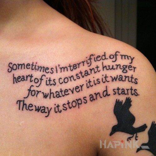 Tattoo Cytat in lettering motif on the collarbone