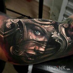 Tattoo A woman's gaze on the upper arm motif: colorful