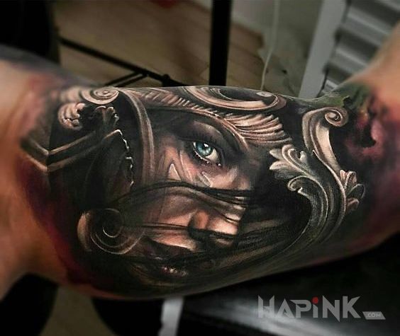 Tattoo Spojrzenie kobiety in colorful motif on the upper arm