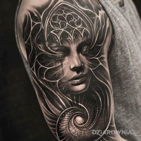 Tatuaż Dziewczyna w spirali na ramieniu motyw: 3D
