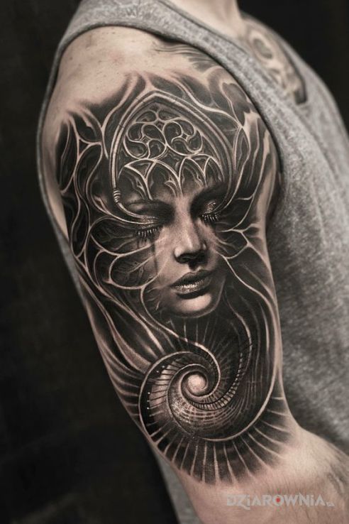 Tatuaż dziewczyna w spirali w motywie twarze na ramieniu