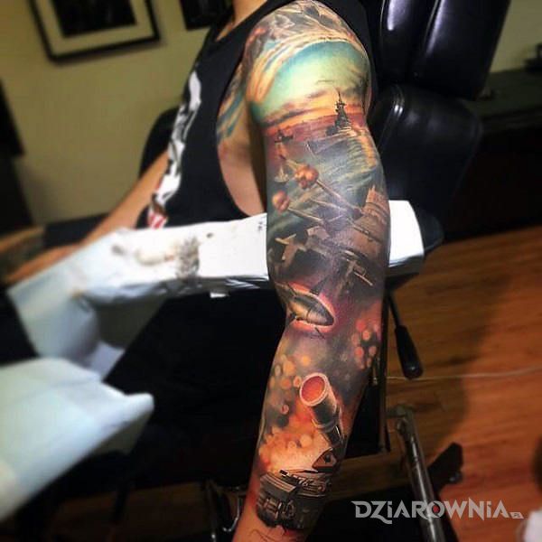 Tatuaż wojna w kolorze w motywie rękawy na przedramieniu