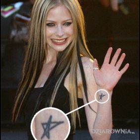 Tatuaż Avril Lavigne - tatuaż gwiazdka na nadgarstku motyw: Avril Lavigne