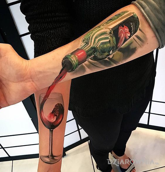 Tatuaż kieliszek i butelka w motywie kolorowe na przedramieniu