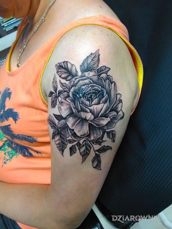 Tatuaż róża vintage w motywie kwiaty na ramieniu