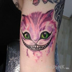 Tattoo Cheshire Cat on the upper arm motif: colorful