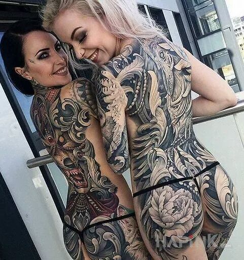 Tattoo Dziary wszędzie in sexy motif on the upper arm