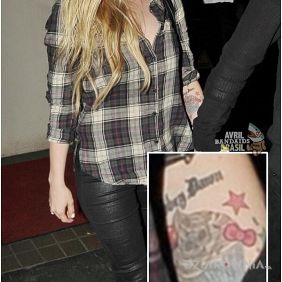 Tatuaż Avril Lavigne - tatuaż czaszka na przedramieniu motyw: sławnych osób