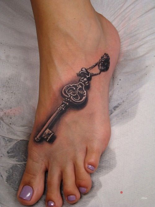 Tattoo Klucz 3D in objects motif and realistic style on the foot
