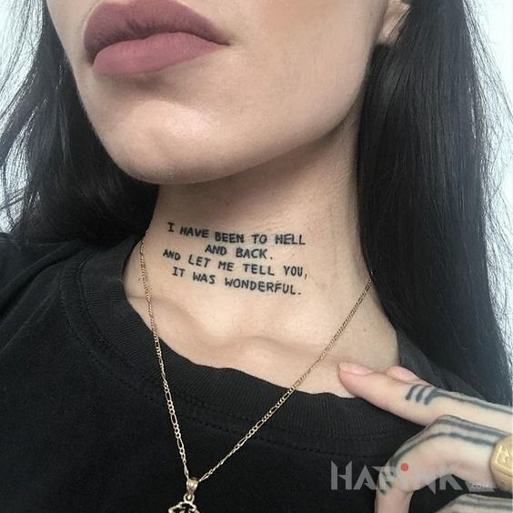 Tattoo Pobyt w piekle in lettering motif on the neck