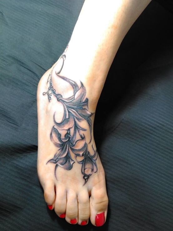 tatuaż na stopie damski kwiaty
