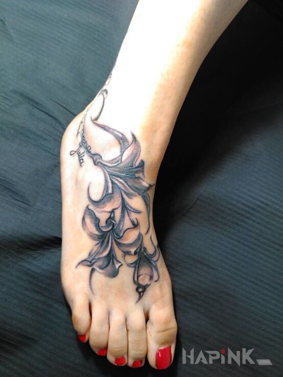 Tattoo Kwiaty na stopie in flowers motif on the foot