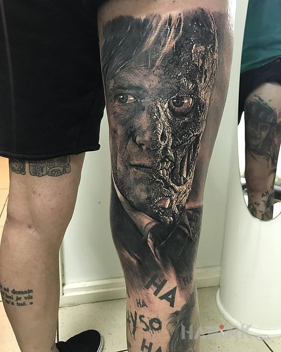 Tattoo Dwie twarze in characters motif and realistic style on the leg