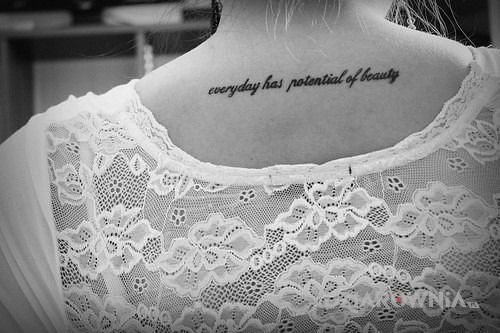 Tatuaż codzienność w motywie napisy na plecach